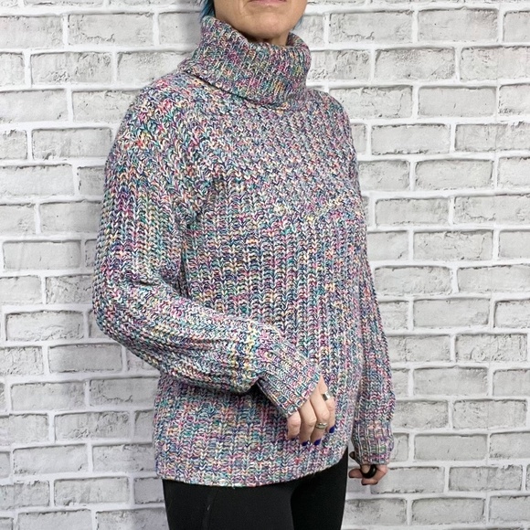 NWOT |•TRIBAL•| Colorful Turtleneck Size Small - Picture 4 of 10